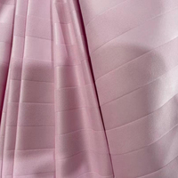 OEKO-TEX tissus teints et blancs en microfibre douce brossée de qualité populaire avec gaufrage et rayures pour drap de lit et couettes