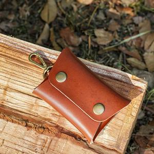 Estuche para encendedor recargable de cuero vacuno premium hecho a mano, equipado con gancho de latón vintage, resistente y duradero, hecho en China. - Product Image 6