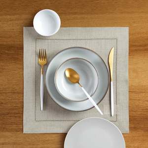 Napperons carrés en lin à ourlet festonné avec finition tissée soignée pour les acheteurs de restaurants dans les projets hôteliers - Product Image 1
