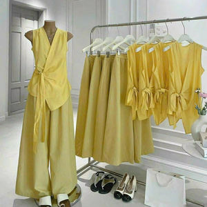 Conjunto de Top Amarillo Sólido sin Mangas con Lazo Cruzado y Pantalones de Pierna Ancha, Mezcla de Algodón y Lino de Vietnam, Transpirable, Cuello en V, Fabricación OEM - Product Image 1