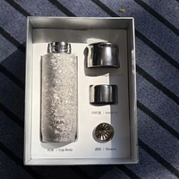 Bouteille d'eau isolée magnétique en titane pur TIOK 410 ml, conception en titane pur à double paroi avec un filtre à thé portable.