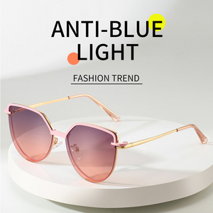 Monturas de Gafas Modelo 7002 Estilo Ojo de Gato para Mujer, Gafas con Clip Magnético, Lentes de Sol Polarizadas 2 en 1, Gafas Estilo Ojo de Gato - Product Image 2