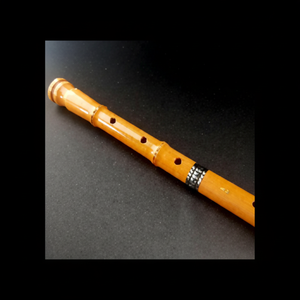 Flûte en bambou marron doré poli avec une décoration distinctive de bague en argent, instrument de musique professionnel - Product Image 1