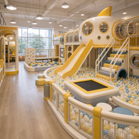 Aire de jeux intérieure jaune avec piscine à balles, panneau d'escalade et zone d'activités ronde pour centres de divertissement familial