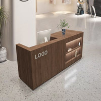 Comptoir de réception moderne en bois sur mesure avec étagères à LED pour boutique de vêtements, magasin de détail, salon de beauté