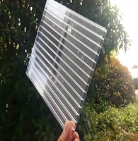 Panneaux de toiture en polycarbonate alvéolaire, design industriel, protection UV, isolation thermique, pour hôpitaux et hôtels durables