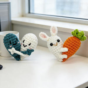 Nuova Bambola all'Uncinetto Fatta a Mano a Forma di Coppia Abbracciata con Cuore e Faccina Carina, Antistress per Decorazione Scrivania, Giocattolo di Peluche, Regalo - Product Image 1