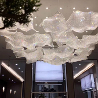Lustre moderne en maille de cristal à volants et rubans, suspension irrégulière personnalisée pour la décoration de hall d'hôtel et de projets de villas