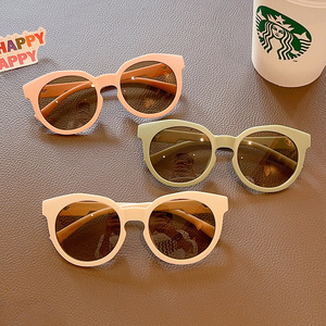 Simpatici <span class=keywords><strong>occhiali</strong></span> <span class=keywords><strong>da</strong></span> <span class=keywords><strong>sole</strong></span> Unisex per <span class=keywords><strong>bambini</strong></span> lenti sfumate protezione UV alla moda disponibili montature arancione bianco verde realizzate in materiale PC - Product Image 3