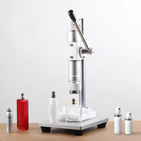 Machine manuelle à sertir les bouchons de colliers en métal pour les joints de pulvérisation des bouteilles d'emballage alimentaire.