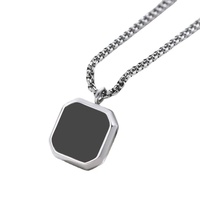 Collier pendentif carré en acier inoxydable en résine époxy noire élégante et simple pour les couples avec bordure croisée