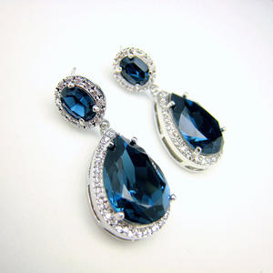 Pendientes de lujo para mujer, de plata 925, chapados en rodio, con cristal azul en forma de lágrima y engaste de bisel, para joyería de boda. - Product Image 4