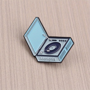 Huy hiệu theo chủ đề âm nhạc độc đáo. Hình bàn xoay với một sự rung cảm cổ điển. Lý tưởng cho những người yêu âm nhạc và người hâm mộ của thẩm mỹ hoài cổ. - Product Image 5