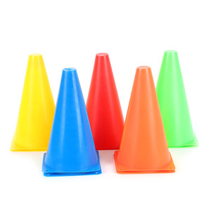 Cônes d'agilité en PE multicolores de 7,5 pouces à haute visibilité, lot de 50 avec sac de transport pour l'entraînement sportif des enfants au football - Product Image 1