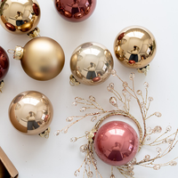 Venta al por mayor de adornos de bolas colgantes mate de Navidad de PVC personalizados chapado UV y gráfico con lentejuelas para la decoración del hogar