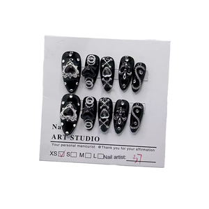 Qianya Tokyo Gothic Press on Nails con Heart Diamond & Chain Decor - Dark Alternative Style <span class=keywords><strong>Uñas</strong></span> postizas hechas a mano al por mayor - Product Image 1