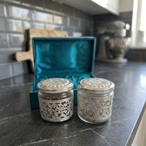 Ensemble de pots en verre ronds avec couvercle en argent gravé pour la décoration de la maison - Product Image 3