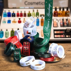 Feestlinten klaar voor verzending: satijnen lint, polyester lint, bloemenlint, grosgrain lint, kerstlint in rood en groen met gouden logo. - Product Image 1