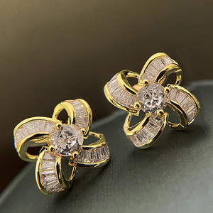 Eleganti Orecchini a Perno con Zirconi Floreali, Gioielli di Lusso Minimalista per Donna, Uso Quotidiano, Regalo Chic - Product Image 1