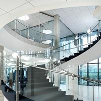 Edelstahl-Plattenpfosten für Glasgeländer mit Handlauf, Gebürsteter Flachstangenpfosten für Glasgeländer in Büro, U-Bahn, Einkaufszentrum, Treppe, Balkon