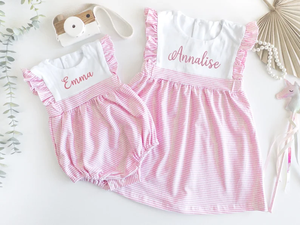 Sommerangebot Kinderkleidung Maßgefertigte Strick-Baumwolle Latz-Kragen Rosa Streifen Rüschen-Kleider Strampler Kinder-Outfits - Product Image 1