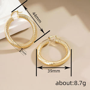 Orecchini a Cerchio Placcati Oro per Donne, Design Classico Intrecciato, Gioielli in Lega, Finitura 18K, Eleganti per Uso Quotidiano - Product Image 6