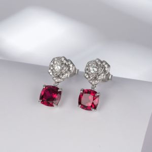Pendientes de plata 925 con incrustaciones de rubí y engastes en forma de flor - Product Image 2