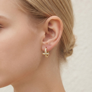 Pendientes Cruzados de Oro con Diamantes, Forma Geométrica, Joyería de Moda para Uso Diario - Product Image 1