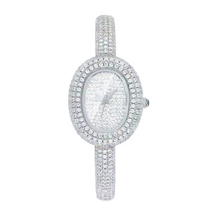 Montre ovale à quartz pour femme, boîtier et bracelet en acrylique, style européen, aiguilles incrustées de zircon, résistante à l'eau 30M - Product Image 1