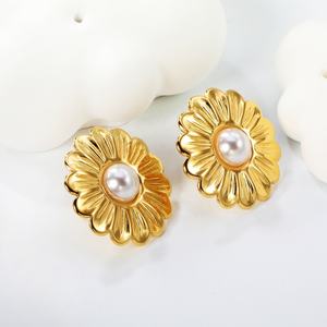 Boucles d'oreilles clous vintage irrégulières en acier inoxydable plaqué or 18 carats PVD, motif fleur marguerite et perle, pour femmes, vente en gros - Product Image 6
