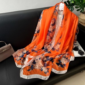 Vente chaude : Stoles musulmanes imprimées à fleurs, sensation de <span class=keywords><strong>soie</strong></span>, légères, grand foulard pour femmes, gaze, couvre-vêtements de plage d'été, châles <span class=keywords><strong>en</strong></span> fil - Product Image 4
