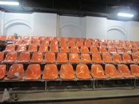 Asiento de plástico para estadio de alta resistencia, moldeado por soplado, resistente a los rayos UV, para montaje en pared, con respaldo alto y resistente a la intemperie, tipo silla de cubo.