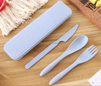 Ensemble de couverts réutilisables de 3 pièces comprenant une fourchette, un couteau et une cuillère en plastique, qui se combinent et s'intègrent parfaitement dans un couvercle à empreinte