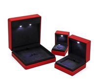 Prêt à Expédier Plastique Lumière LED Peinture en Aérosol Anneau Pendentif Bracelet Collier Ensemble Nouvelle Boîte à Bijoux avec Lumière