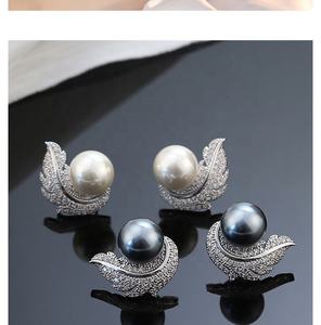 Pendientes Retro Franceses de Alta Gama, Nuevos con Incrustaciones de Circonita, Pluma y Perla, con Baño de Oro de Lujo, Diseño Geométrico de Cobre para Regalo - Product Image 6