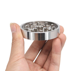 Molino de hierbas premium de acero inoxidable de 64 mm y 4 piezas con recogedor de polen y opción de logotipo personalizado - Product Image 3