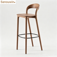Tabouret de bar rembourré en chêne massif avec repose-pieds en métal, chaise de bar pour îlot de cuisine au dossier incurvé de style minimaliste nordique
