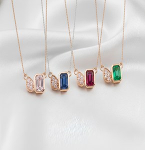 Collier pendentif tendance en or 14 carats Sarvottam certifié Toi-et-Moi avec émeraude naturelle et diamants ronds - Product Image 2