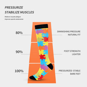 Chaussettes de compression pour la course à pied et le cyclisme avec motif puzzle en tissu nylon et design de soutien - Product Image 4