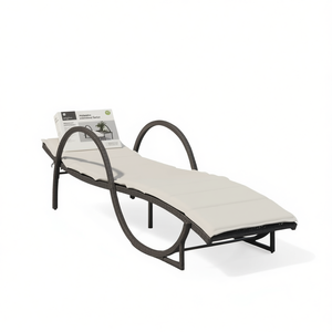 Lettino Prendisole in Rattan PE Nero, Crema e Bianco con Telaio in Acciaio Verniciato a Polvere, Arredo da Esterno con Cuscino, Design Contemporaneo - Product Image 1