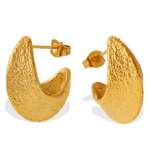 Pendientes Huggie Luna Creciente de Acero Inoxidable con Baño de Oro de 18K y Acabado Esmerilado, Joyería de Moda - Product Image 5