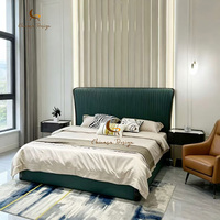 Lit design moderne avec tête de lit capitonnée à cannelures profondes, surface en cuir souple, base en bois robuste, mobilier haut de gamme pour chambre d'hôtes de villa