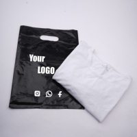 Sacs de courses noirs personnalisés en LDPE avec poignée découpée, recyclables et réutilisables pour chaussures et chaussettes, sacs cadeaux personnalisables pour la vente au détail (petits formats)