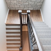 Poteau de garde-corps moderne et durable en noir avec main courante en bois, en acier inoxydable et en alliage d'aluminium pour balcon intérieur/extérieur et escalier