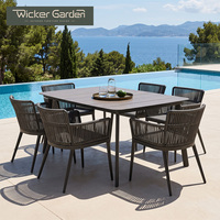 Ensemble de table à manger d'extérieur contemporain en corde tressée avec fauteuils à cadre en aluminium et table rectangulaire à lattes pour projets de villas et complexes hôteliers