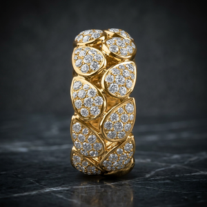 Bague de fiançailles de luxe pour femme en or jaune avec diamants taille brillant rond, style alliance éternité - Product Image 3