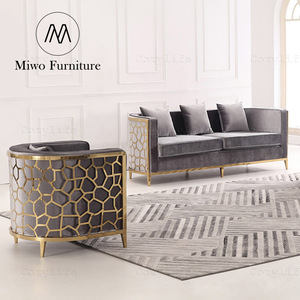 ชุดโซฟาผ้ากำมะหยี่สไตล์โพสต์โมเดิร์น ดีไซน์เฟอร์นิเจอร์ห้องนั่งเล่น โครงสแตนเลสสีทอง โซฟาหรูหราสำหรับโรงแรมและคลับ - Product Image 3