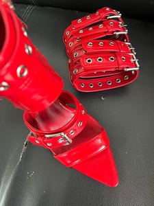 Sandales en cuir <span class=keywords><strong>noir</strong></span> et rouge à talons hauts punk gothique pour femme avec boucle découpée et talon <span class=keywords><strong>clouté</strong></span> pour les mariages d'été - Product Image 5