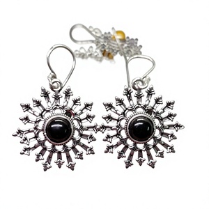 Pendientes de aro de ónix negro chapados en plata con gemas de latón, diseño de aro, los más vendidos, para ocasiones de aniversario de mujeres - Product Image 2