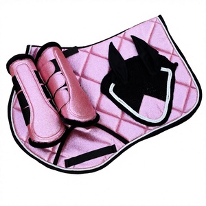 Ensemble de tapis de selle premium pour chevaux, pour le saut d'obstacles et le dressage, avec bonnet anti-insectes et protège-tibias doux doublés de fourrure - Product Image 1